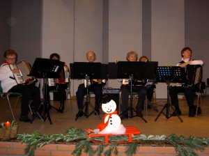 Weihnachtsmusik von der Akkordeongruppe
